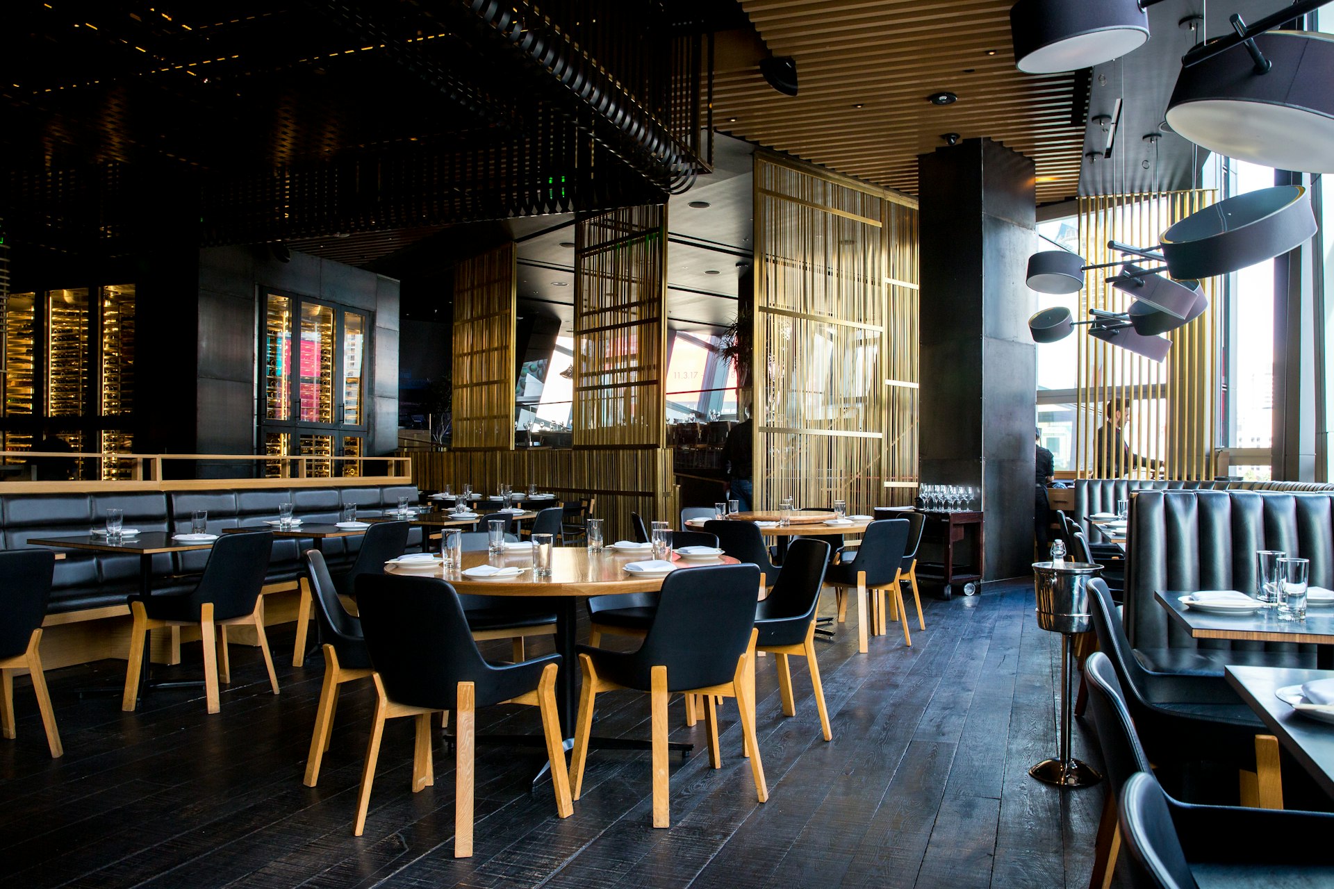 Salle de restaurant avec tables et éclairage d'ambiance